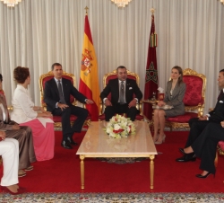 Los Reyes durante su encuentro en el Aeropuerto con el Rey de Marruecos, la Princesa Lalla Salma, el Príncipe Heredero y las hermanas del Rey Mohamed 